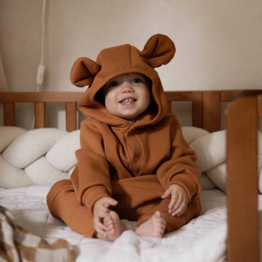 Lasten ja vauvan jumpsuit nallen korvilla kevääseen ja kesään