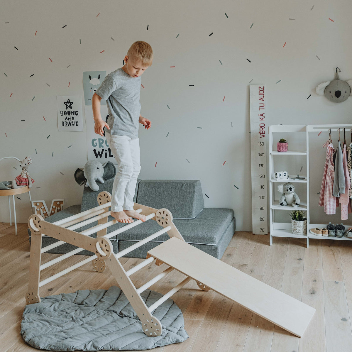 Lasten muunneltavat kiipeilytikkaat rampilla