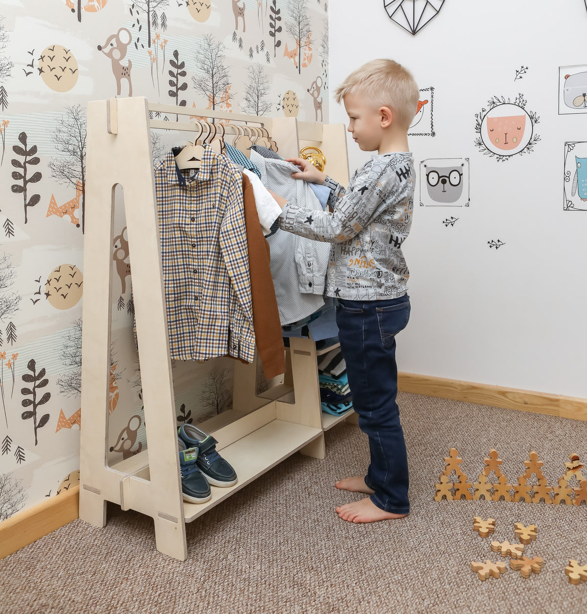 Montessori lasten puinen vaaterekki hyllyilla
