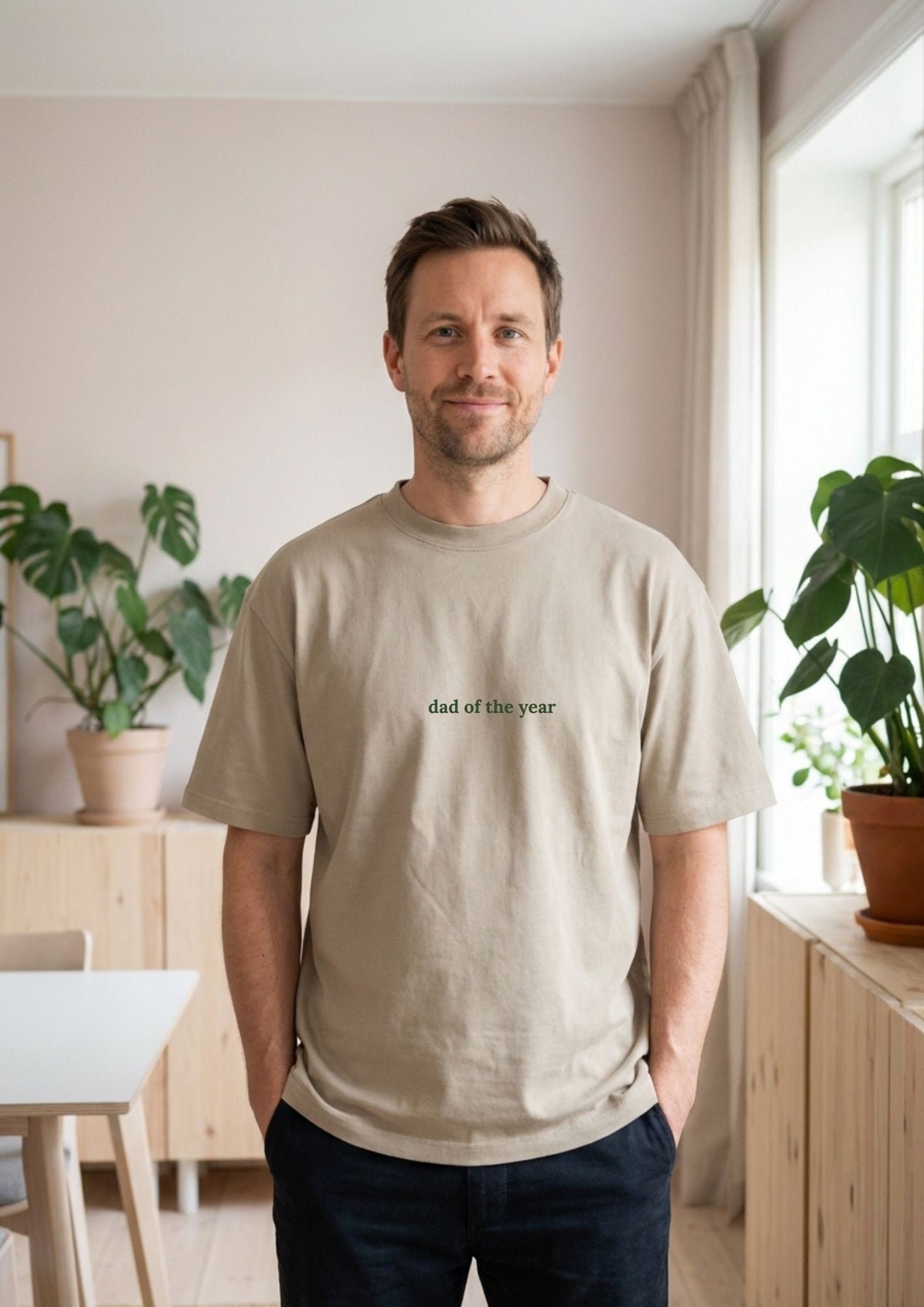 Isänpäivälahja, beige T-paita isälle "Dad of the Year"-tekstillä ja takana ajorata lapsille