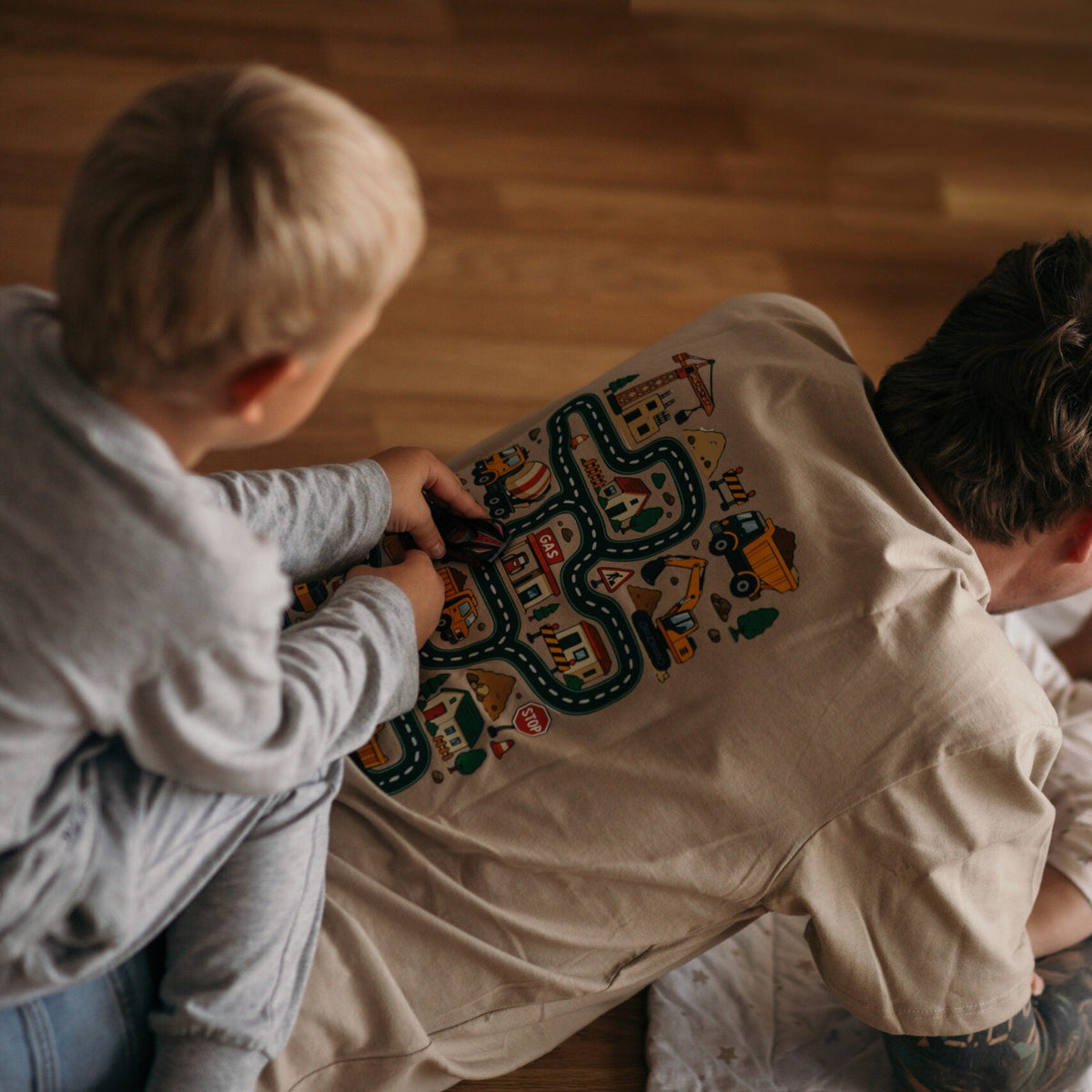 Hauska T-paita isälle "Dad of the Year"-tekstillä ja takana ajorata lapsille