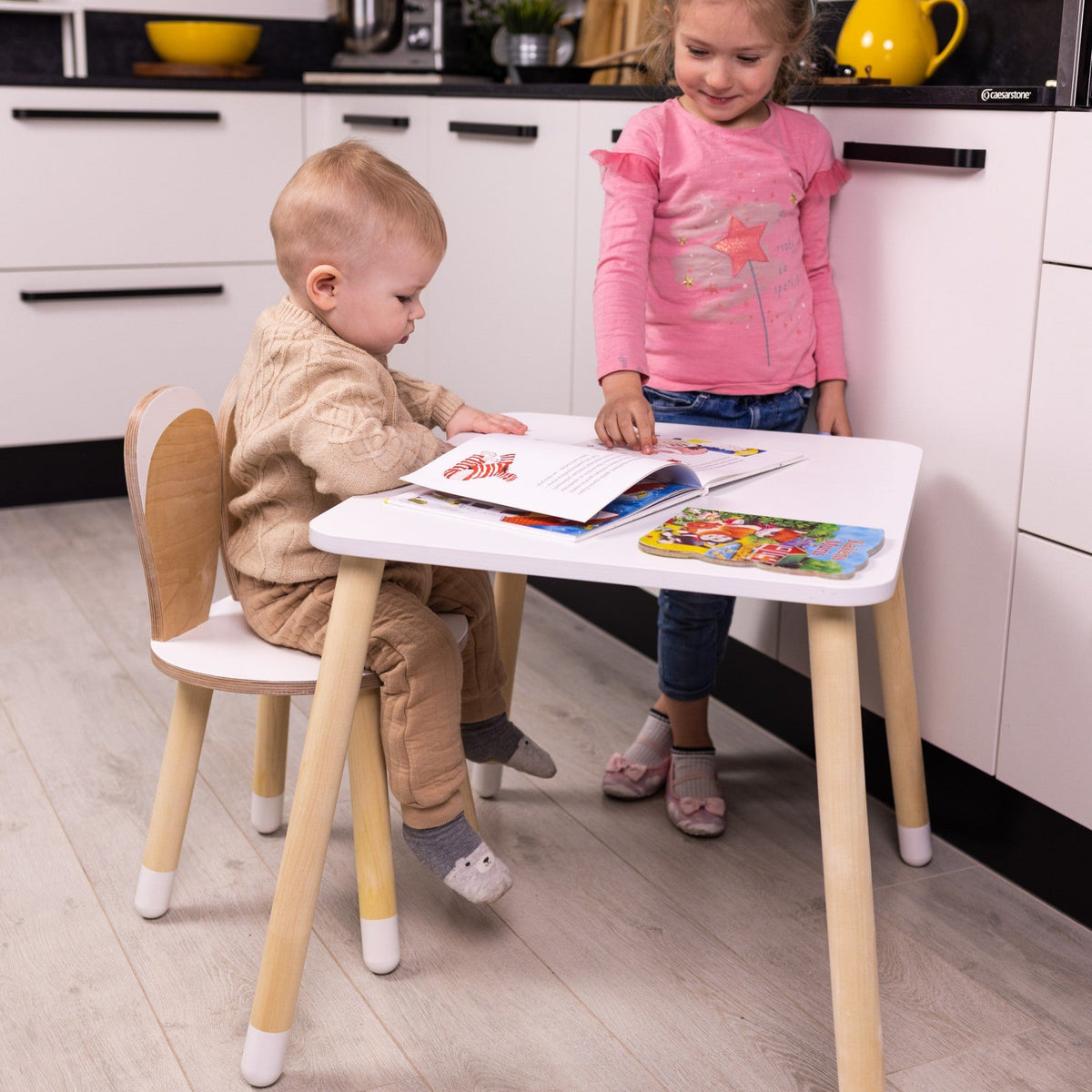 pienten lasten pöytä ja tuoli pupunkorvilla