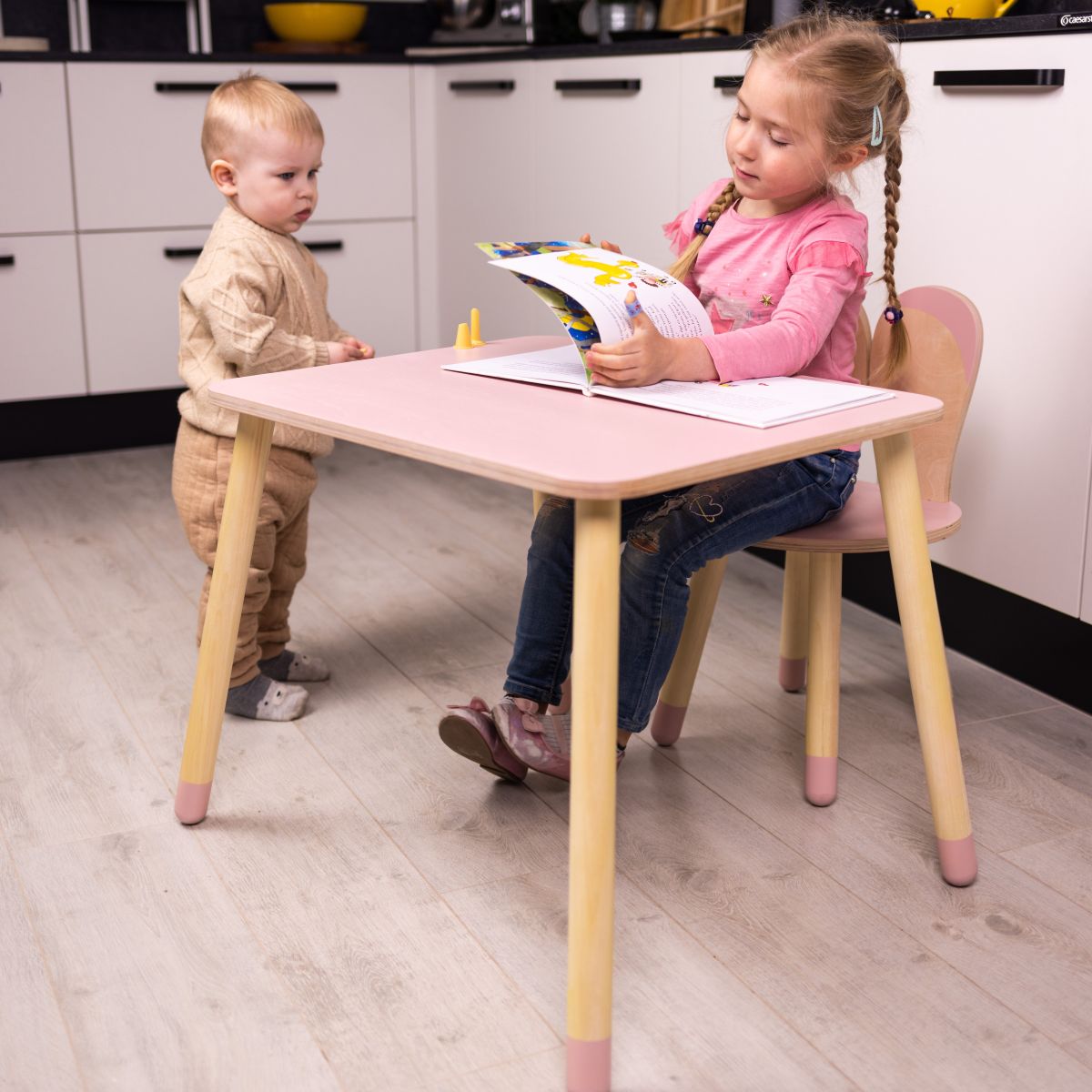 pinkki pöytä ja tuoli pupun korvilla
